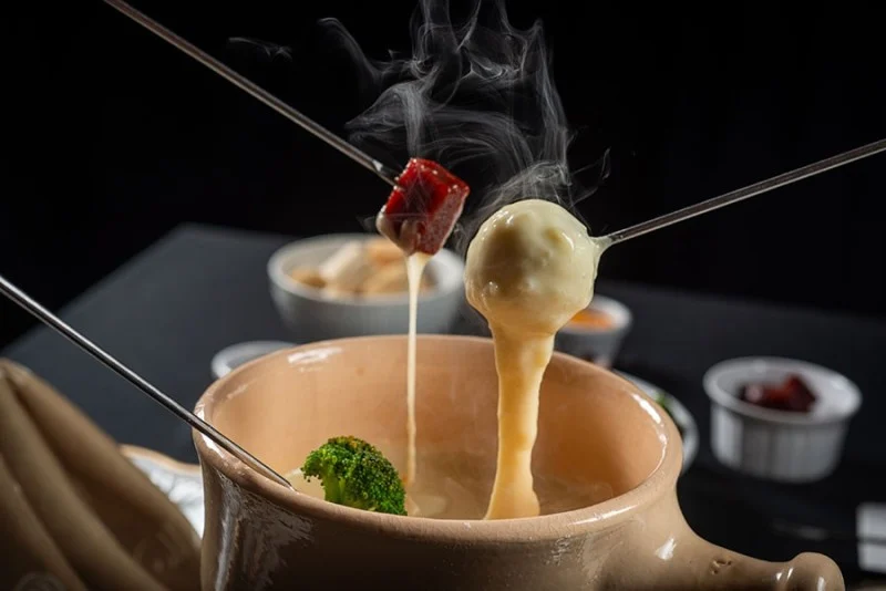 Fondue de queijo servido no Gatzz